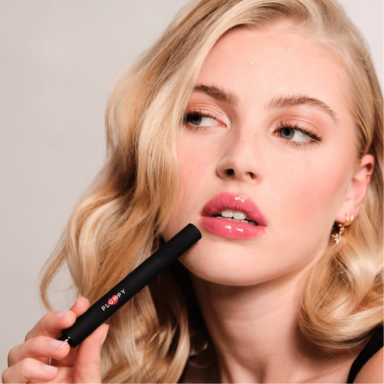 Lip Plumper blonde Frau