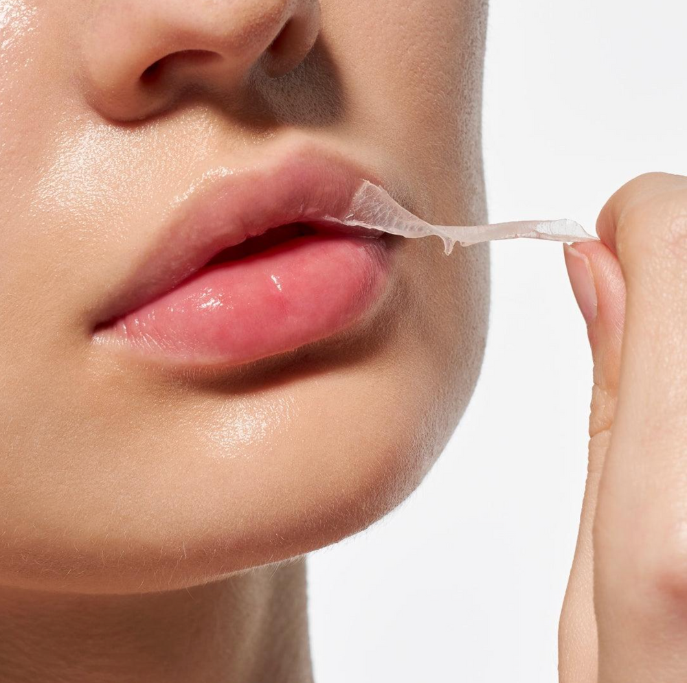 Der flexible Film wird vorsichtig von den Lippen abgezogen
