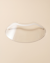 Lash Brella Wimpernschutz: flache, klare PET-Schale mit gewellter Oberkante und Klebestreifen