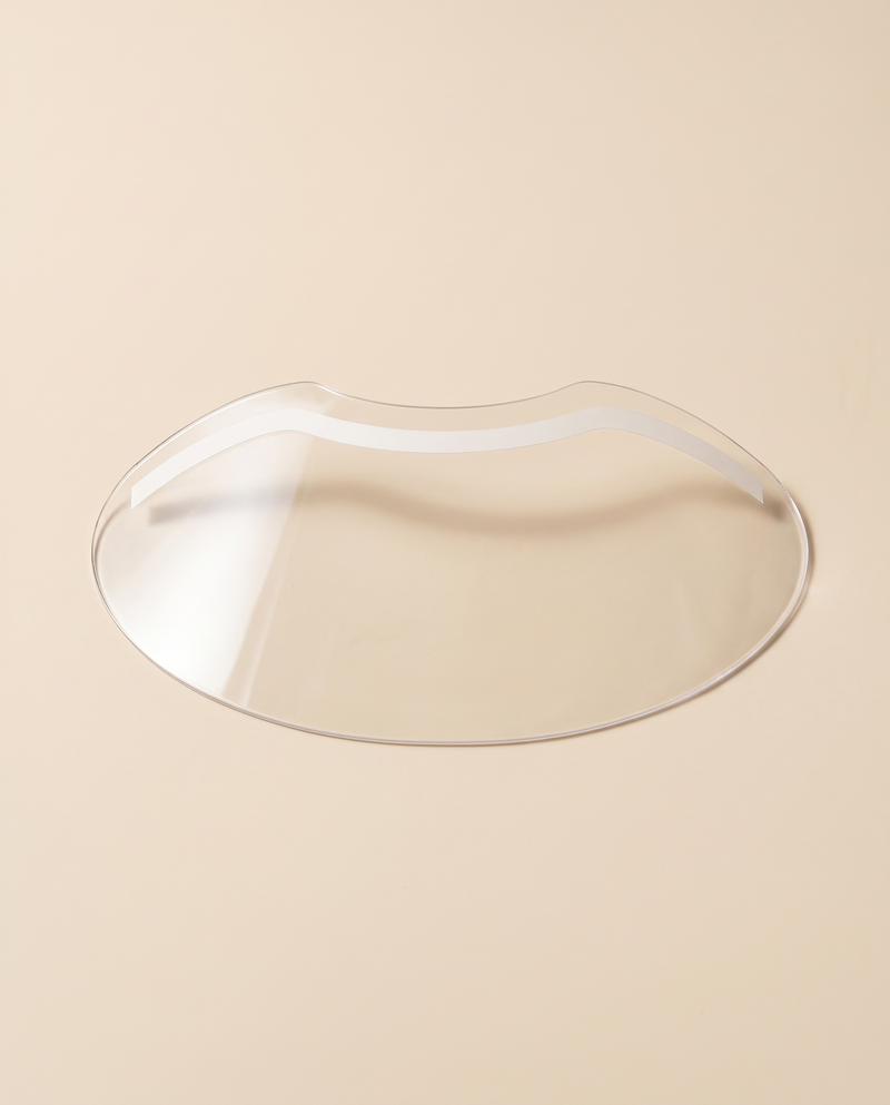 Lash Brella Wimpernschutz: flache, klare PET-Schale mit gewellter Oberkante und Klebestreifen