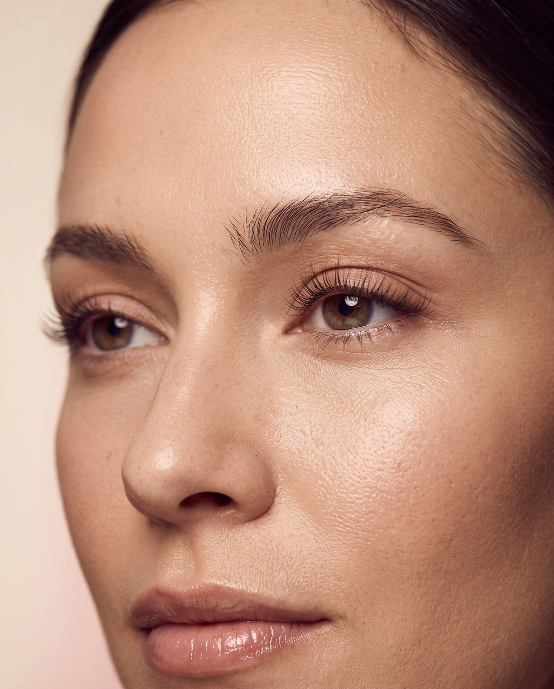 Beauty-Nahaufnahme einer Frau mit gepflegter Wimpernverlängerung und natürlichem Make-up