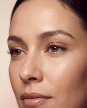 Beauty-Nahaufnahme einer Frau mit gepflegter Wimpernverlängerung und natürlichem Make-up